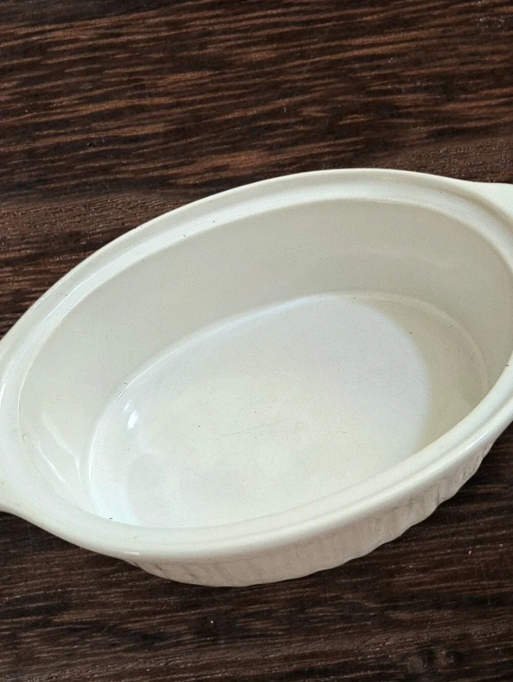 Vtg White oval casserole dish w lid, oven microwave safe, classic ribbed design